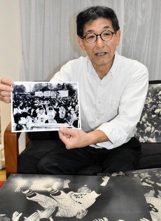 ６１年前のパレードで先頭のオープンカーに乗り込んでいた藤本義人さん＝神戸市東灘区
