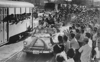 パレードを一目見ようと、神戸市電の窓から身を乗り出す乗客も＝１９６２年１０月