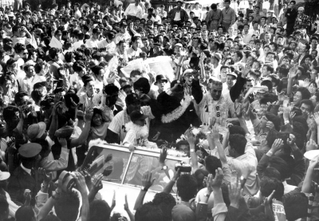 大勢のファンに囲まれたパレードのオープンカー＝１９６２年１０月