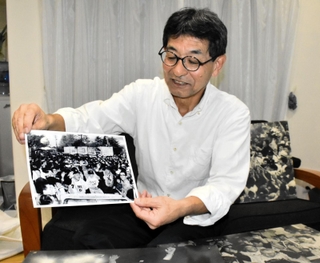 ６１年前のパレードで先頭のオープンカーに乗り込んでいた藤本義人さん＝神戸市東灘区