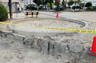石積みの落下事故があった芦原公園の砂場（尼崎市提供）