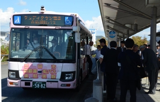 ウッディタウン地区を循環する中型自動運転バス＝三田市けやき台１