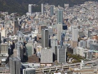 タワーマンションが目立つ三宮中心部＝神戸市中央区（２０２２年１１月撮影）