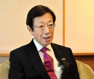 就任１０年の節目を前にインタビューに応じる久元喜造神戸市長＝同市役所