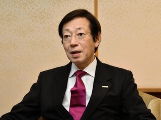 就任１０年の節目を前にインタビューに応じる久元喜造神戸市長＝同市役所