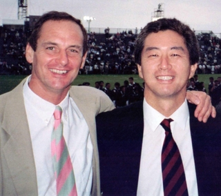 ２００２年の早稲田大－オックスフォード大戦後、記念写真に納まる奥克彦さん（右）とレジ・クラークさん（クラークさん提供）