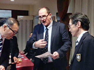 神戸で開かれた受章記念パーティーで談笑するレジ・クラークさん。神戸製鋼や奥克彦さんの母校・県立伊丹高校ラグビー部の関係者らが集った＝１７日、神戸市中央区八幡通２、ＫＲ＆ＡＣ