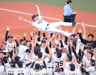 パ・リーグで３連覇を飾り、選手らに胴上げされるオリックス・中嶋聡監督＝９月２０日、京セラドーム大阪