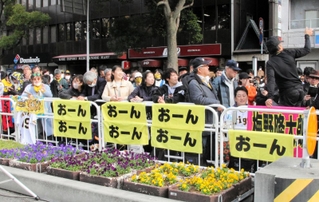 パレードの開始を待つ観客ら＝２３日午前、神戸市中央区・東遊園地付近