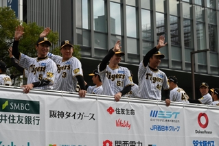 観客に手を振る近本（左端）ら阪神の選手たち＝２３日午前、神戸市中央区加納町（撮影・三津山朋彦）