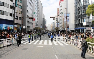 パレード開始前の三宮中央通り。道の両端に観客があふれた＝２３日午前、神戸市中央区、神戸国際会館前交差点から