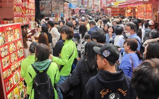 阪神Ｖパレード終了後、多くの人で賑わった南京町＝神戸市中央区栄町通１