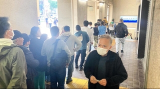 利用客で長蛇の列ができるなど混雑する阪神元町駅＝神戸市中央区