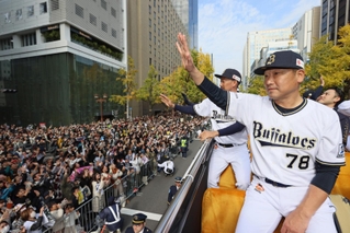 沿道の観衆に手を振って応えるオリックスの中嶋監督（手前）ら＝２３日午前、大阪市中央区（代表撮影）