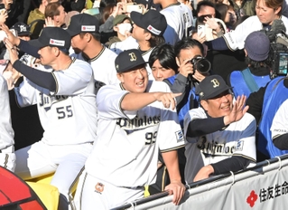 バスの上からファンに手を振る杉本裕太郎外野手（中央）らオリックスナイン＝２３日午後、神戸市中央区（撮影・高部洋祐）