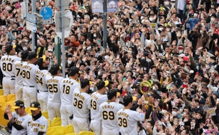 日本一を果たした阪神の選手を祝福する人たち＝２３日午前、神戸市中央区（撮影・藤家　武）