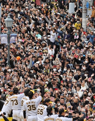 日本一を果たした阪神の選手を祝福する人たち＝２３日午前、神戸市中央区（撮影・藤家　武）