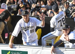 バスの上からファンに手を振る杉本裕太郎外野手（中央）らオリックスナイン＝２３日午後、神戸市中央区（撮影・高部洋祐）