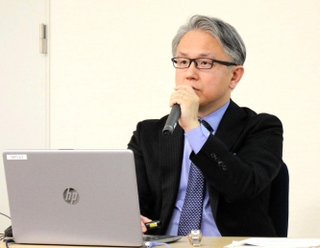講演する神戸新聞社の霍見真一郎・報道部デスク兼編集委員＝２３日午後、横浜市中区
