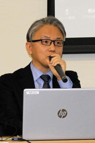 講演する神戸新聞社の霍見真一郎・報道部デスク兼編集委員＝２３日午後、横浜市中区