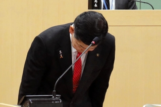 「混乱を招いた」として頭を下げる三田市の田村克也市長＝三田市議会議場