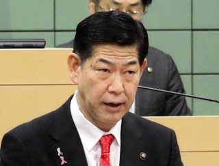 三田市民病院の再編統合を再開すると表明した田村克也三田市長＝２４日午前、三田市議会議場