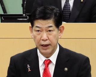 三田市民病院の再編統合を再開すると表明した田村克也三田市長＝２４日午前、三田市議会議場