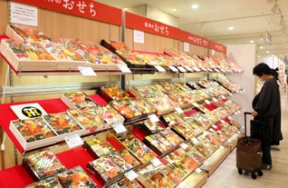 阪神梅田本店のおせち料理の特設コーナー。取材時に残りわずかだった「阪神タイガースおせち」はその後、完売した＝大阪市北区梅田１