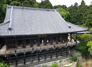 舞台造りの書写山円教寺の摩尼殿＝姫路市書写（ドローンで撮影）