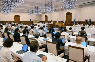 兵庫県議会９月定例会の本会議が、試行的に開かれた県公館＝神戸市中央区下山手通４