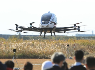 試験飛行で騒音のレベルを検証した空飛ぶクルマ＝２４日午後、尼崎市東海岸町（撮影・吉田敦史）
