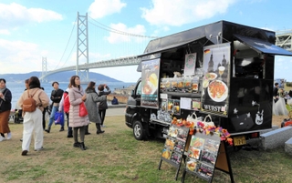 応援を終えた家族連れらでにぎわった舞子公園のイベント会場＝神戸市垂水区