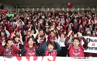 試合前に気勢を上げる神戸サポーター＝２５日午後、神戸市兵庫区御崎町１、ノエビアスタジアム神戸（撮影・中西幸大）