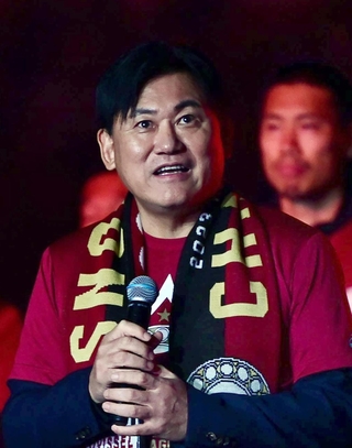 セレモニーであいさつする三木谷浩史会長＝２５日午後、神戸市兵庫区御崎町１、ノエビアスタジアム神戸（撮影・中西幸大）