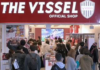 リーグ初制覇を受け、客でにぎわうヴィッセル神戸オフィシャルショップ＝２６日午後、神戸市中央区三宮町２（撮影・小林良多）