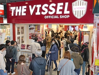 リーグ初制覇を受け、客でにぎわうヴィッセル神戸オフィシャルショップ＝２６日午後、神戸市中央区三宮町２（撮影・小林良多）