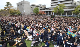 　阪神タイガースの日本一報告会に集まったファンたち（撮影・吉田敦史）