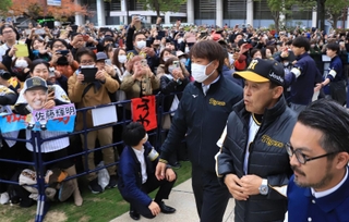 　西宮市役所前での報告会に登場した岡田監督（撮影・吉田敦史）