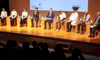 兵庫県内の歴史や文化の継承について話し合う登壇者＝姫路市本町