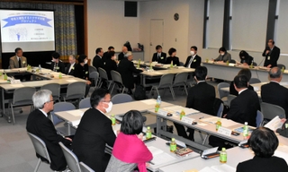 兵庫県内の４６警察署協議会から代表者が集まり、取り組みや課題について話し合った会議＝県警本部