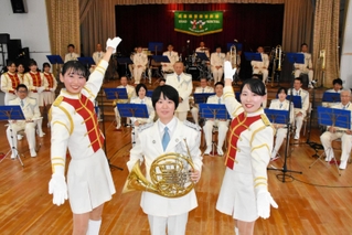 兵庫県警音楽隊に加わった（左から）中村朱里さん、松永奈三さん、久保田詩織さん＝神戸市中央区中山手通３