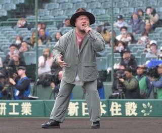 セレモニーで「あの夏を取り戻せ」のテーマソングを歌うＨＩＰＰＹさん＝２９日午後、西宮市の甲子園球場（撮影・風斗雅博）