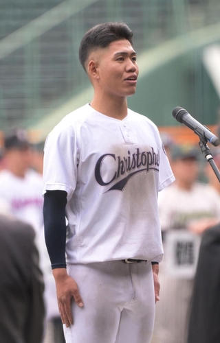 選手宣誓をする聖隷クリストファー高ＯＢの大橋琉也さん＝２９日午後、西宮市の甲子園球場（撮影・風斗雅博）
