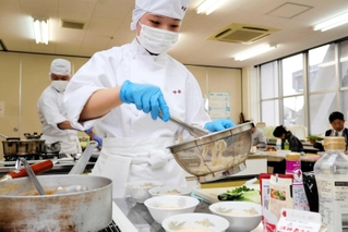 限られた時間で集中して調理する高校生＝南あわじ市広田広田