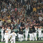 ７回裏、１点差まで追い上げて盛り上がる阪神ベンチと観客席＝１０月３１日夜、甲子園球場（撮影・風斗雅博）