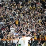 ８回、守備に就く森下翔太選手に声援を送る阪神ファン＝１０月３１日夜、甲子園球場（撮影・山崎　竜）