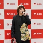 ２０２４年の年賀はがき発売イベントに登場した、元宝塚歌劇団花組男役の天真みちるさん＝１日午前、神戸市中央区栄町通６、神戸中央郵便局（撮影・長嶺麻子）