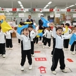 ２０２４年の年賀はがき発売を記念したイベントで、踊りを披露する熊内幼稚園の子どもたち＝１日午前、神戸市中央区栄町通６、神戸中央郵便局（撮影・長嶺麻子）