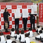２０２４年の年賀はがき発売を記念して開かれたイベント。落語家の桂きん太郎さん（左奥）や元宝塚歌劇団花組男役の天真みちるさん（左奥から２人目）らが登場した＝１日午前、神戸市中央区栄町通６、神戸中央郵便局（撮影・長嶺麻子）
