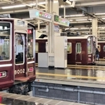 大阪梅田駅の移設開業５０周年を記念したヘッドマークを付けた阪急神戸線の記念列車＝１日午前、大阪市北区、同駅